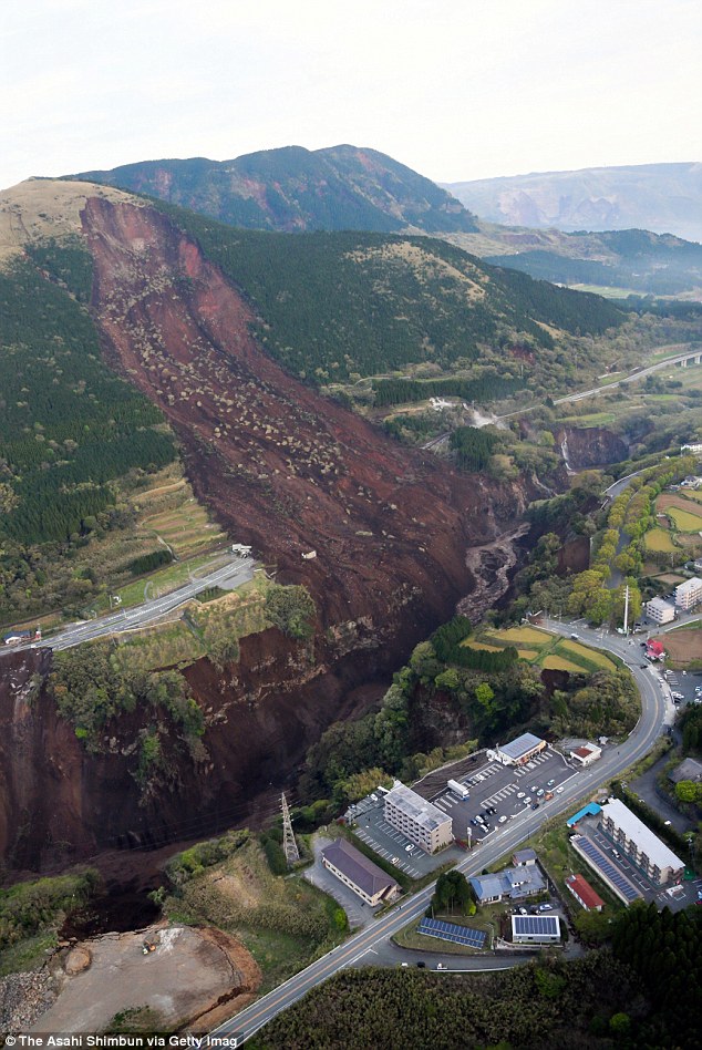 333B17E900000578-3545172-Scale_Japan_woke_up_to_scenes_of_devastation_on_Sunday_after_a_s-a-82_1460952583091.jpg
